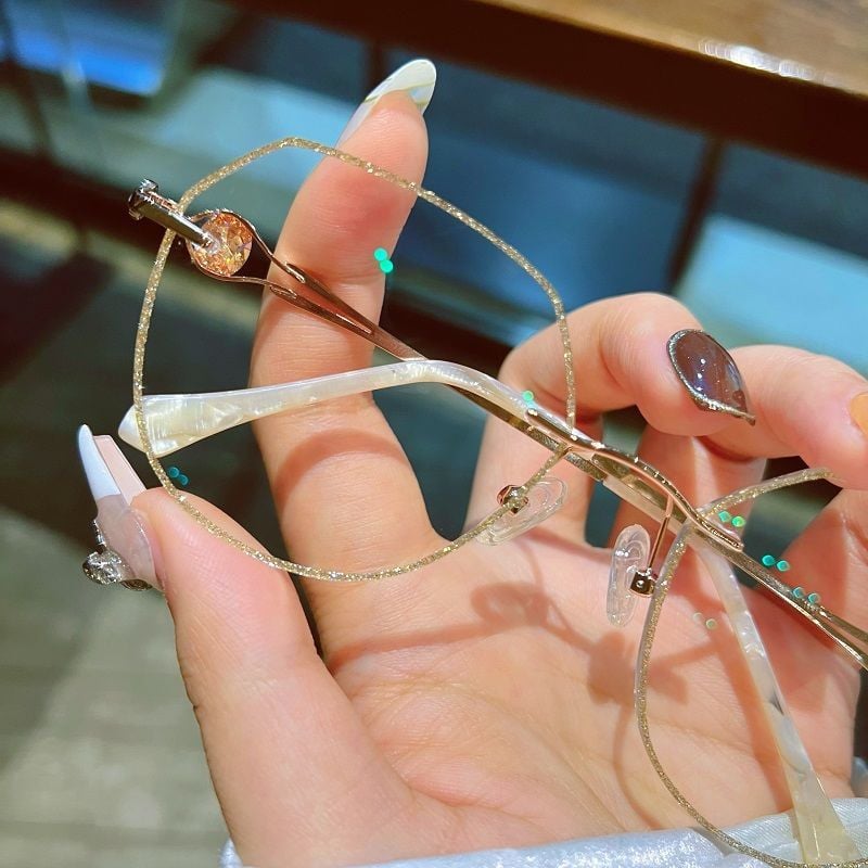 Női keret nélküli szemüveg gyémánt mintával, amely védelmet nyújt a kék fény és a presbyopia ellen