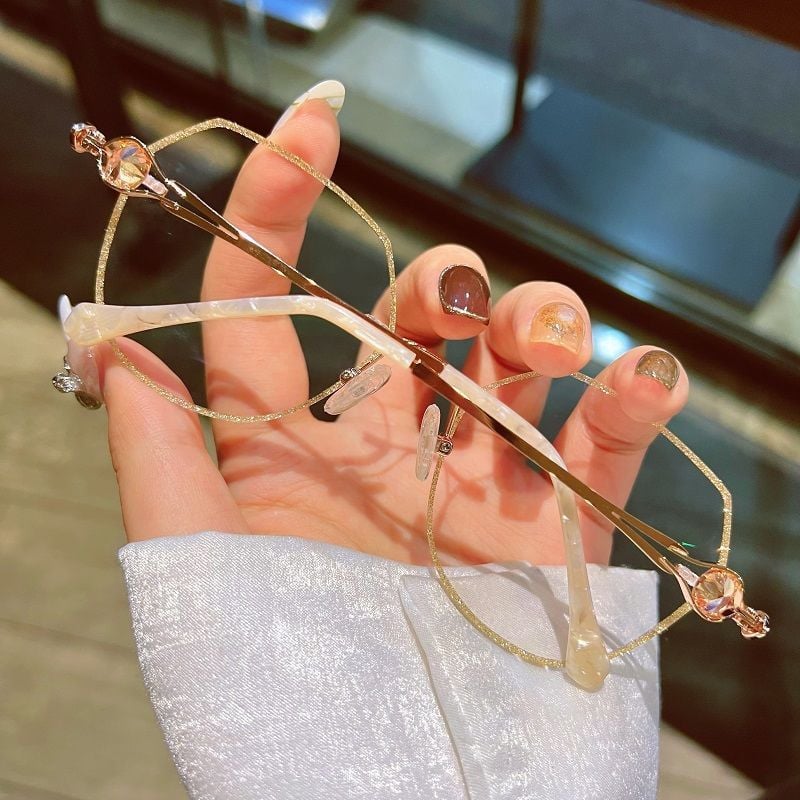 Női keret nélküli szemüveg gyémánt mintával, amely védelmet nyújt a kék fény és a presbyopia ellen