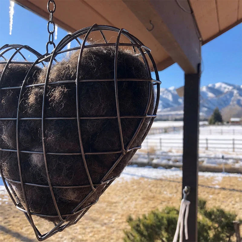 🦜Kézzel készített szív, madaraknak szánt építőanyaggal töltve