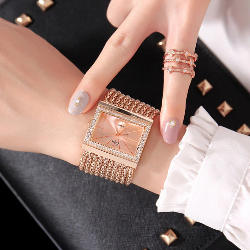 ⌚ MOST 60% KEDVEZMÉNY! ✨ Kvarcóra strasszokkal és bojtokkal - elegáns és csillogó, tökéletes ajándék ünnepekre 💎🎁